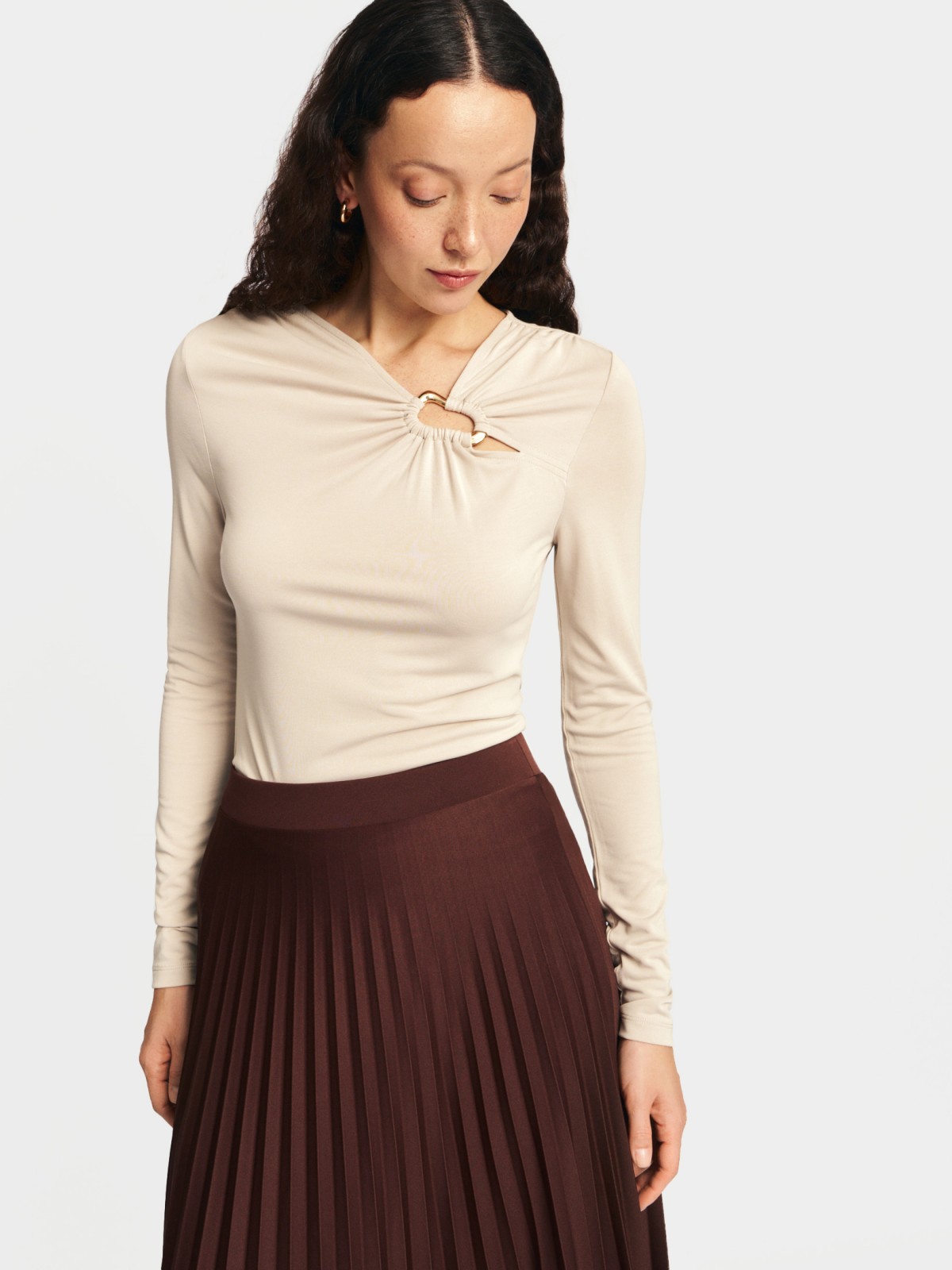 Лонгслив с акцентным вырезом