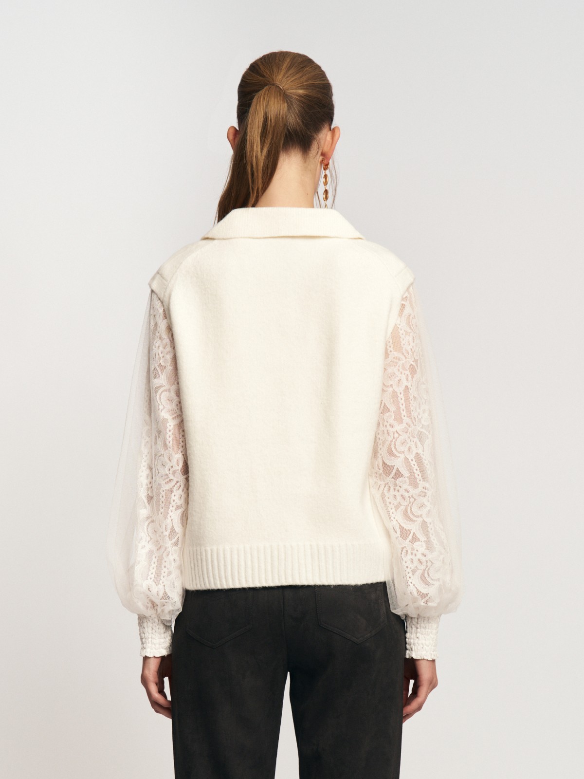 Вязаный трикотажный жилет с воротником