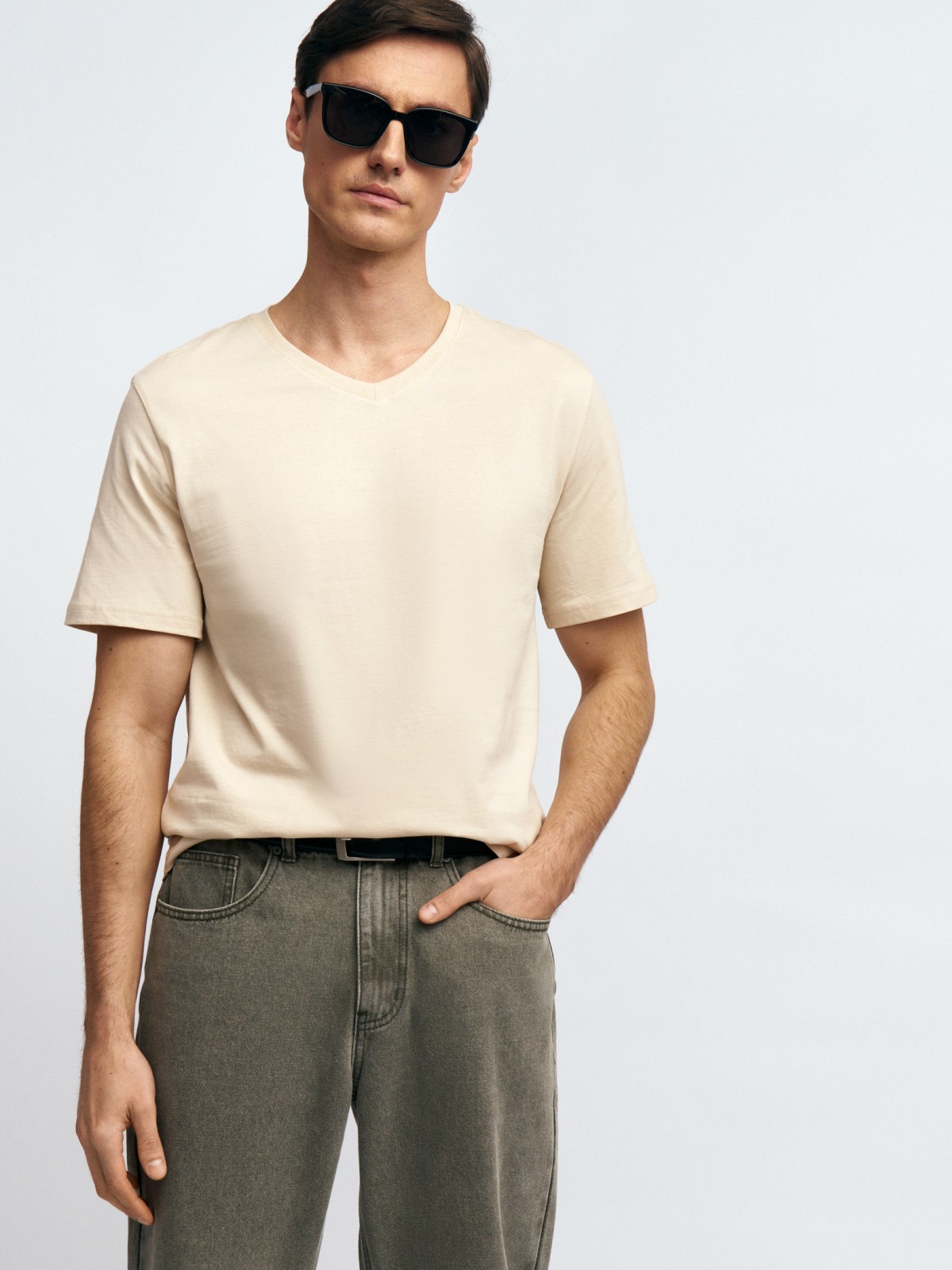 Футболка из хлопка с треугольным вырезом