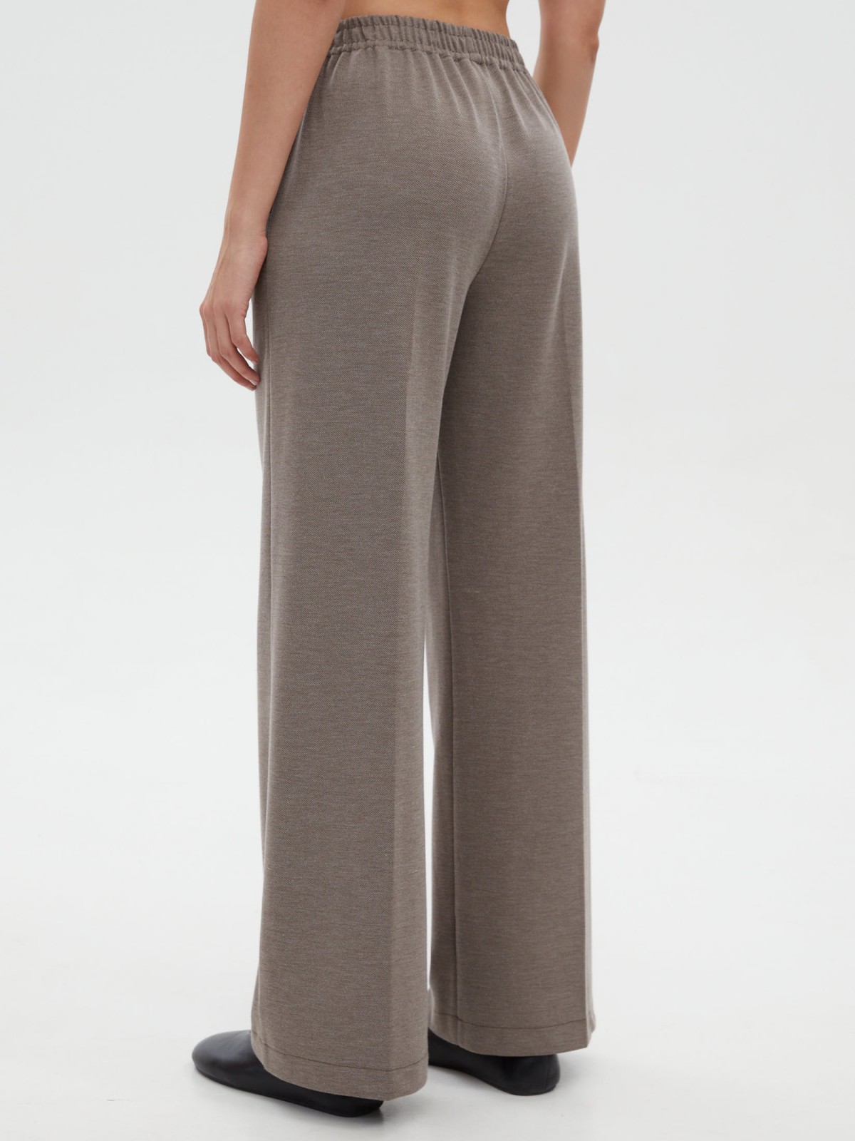 Прямые брюки на резинке со строчками-стрелками