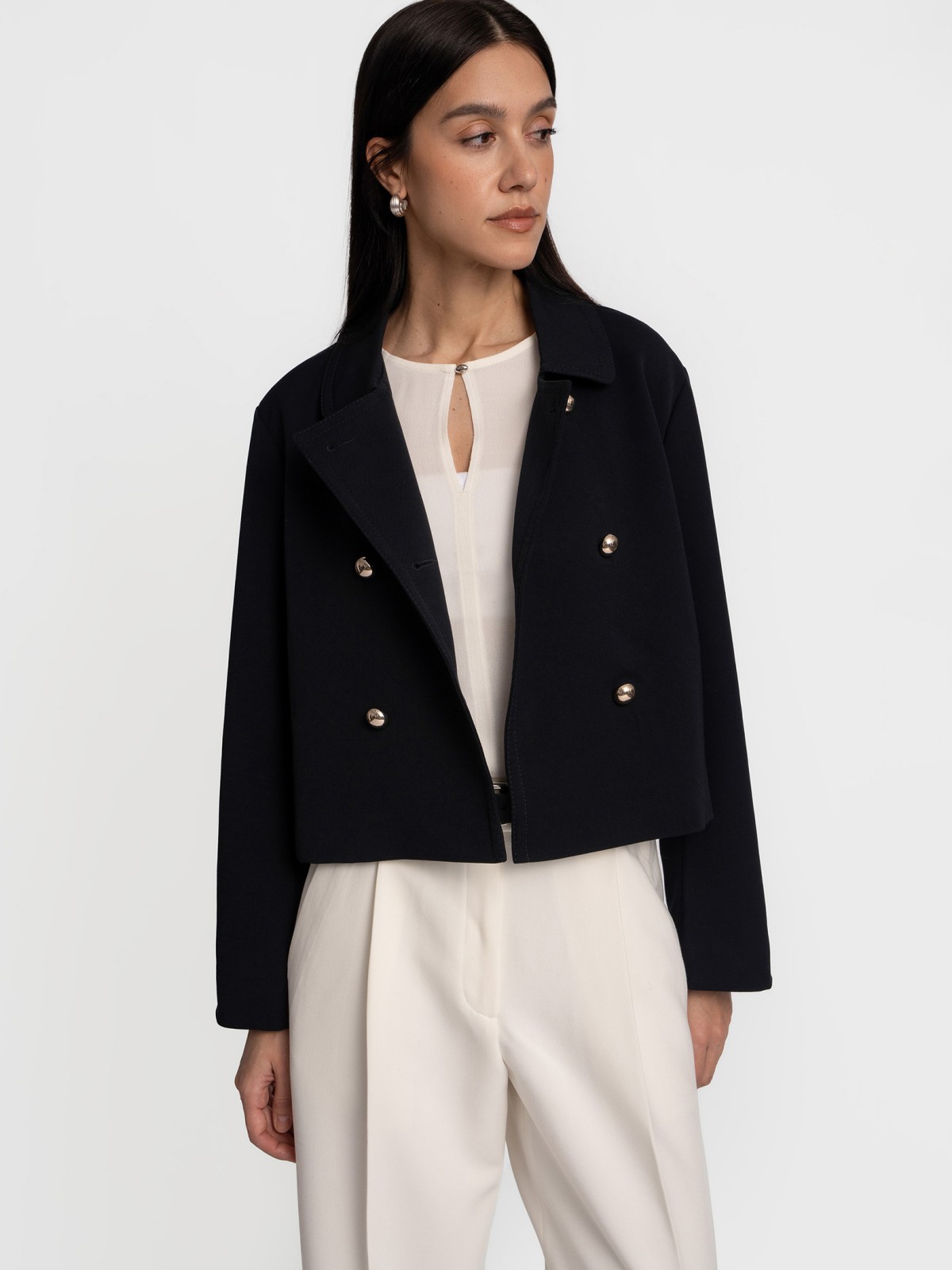 Короткая куртка-жакет на пуговицах