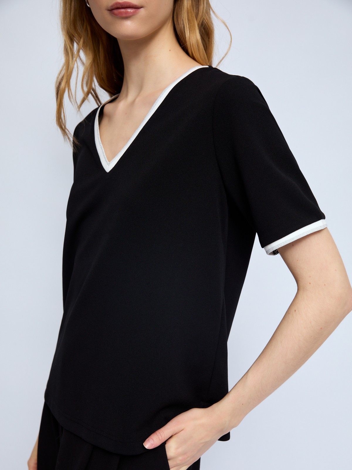 Блузка-футболка с V-образным вырезом