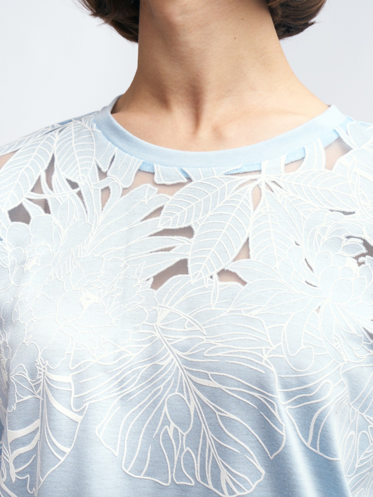 Футболка с ажурным узором на кокетке и рукавах