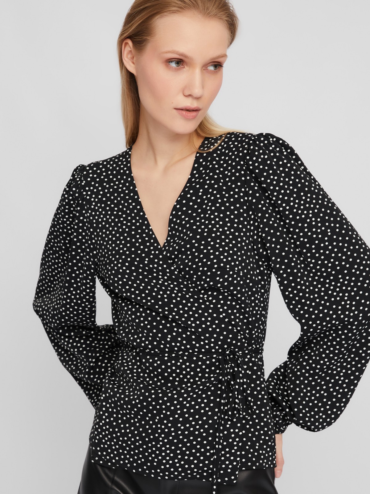 Блузка на запах с объёмным рукавом и принтом в горошек zolla 024111159191, цвет черный, размер XS - фото 1