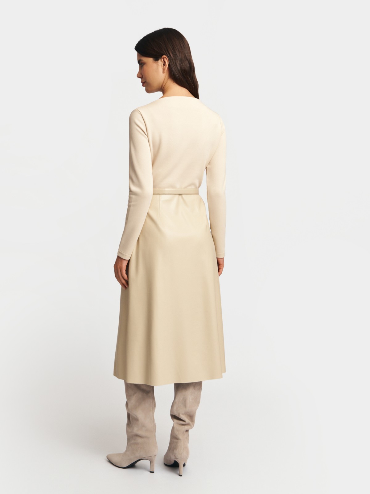 Комбинированное платье миди с запахом и поясом