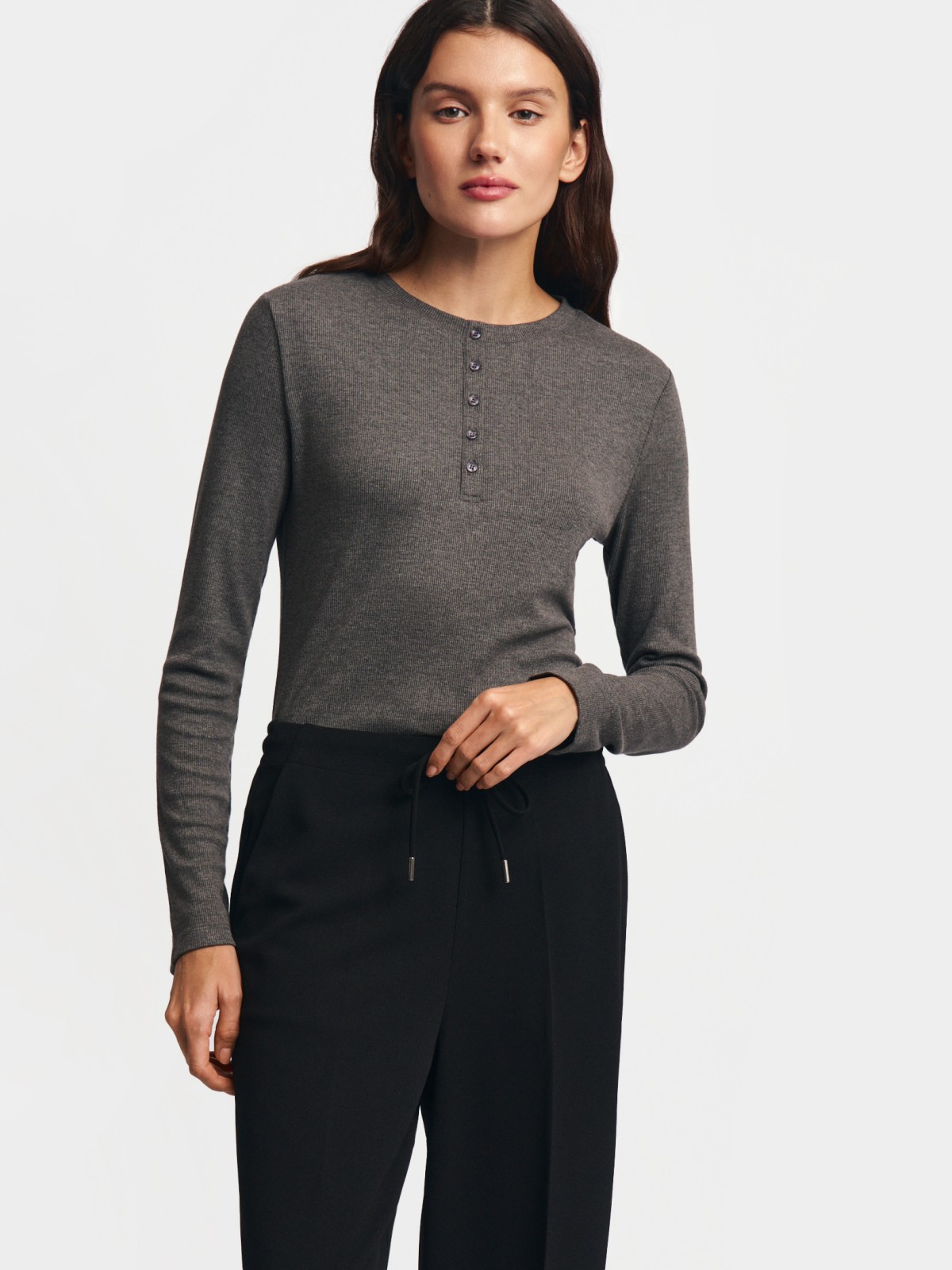 Трикотажный лонгслив хенли на пуговицах