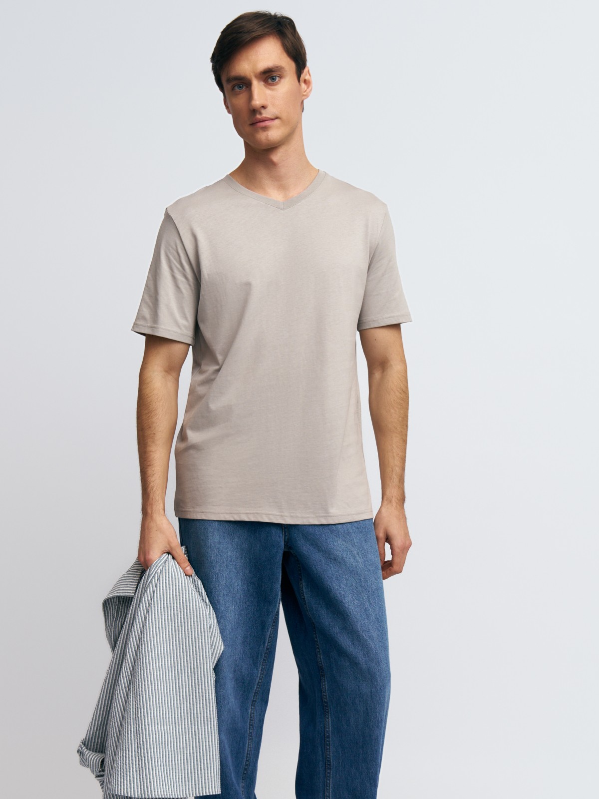 Футболка из хлопка с треугольным вырезом