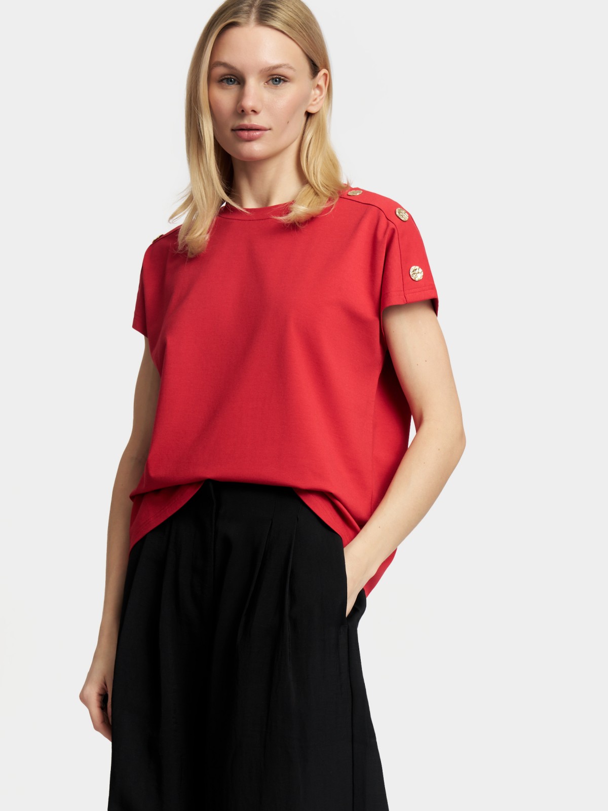 Футболка с металлическим декором