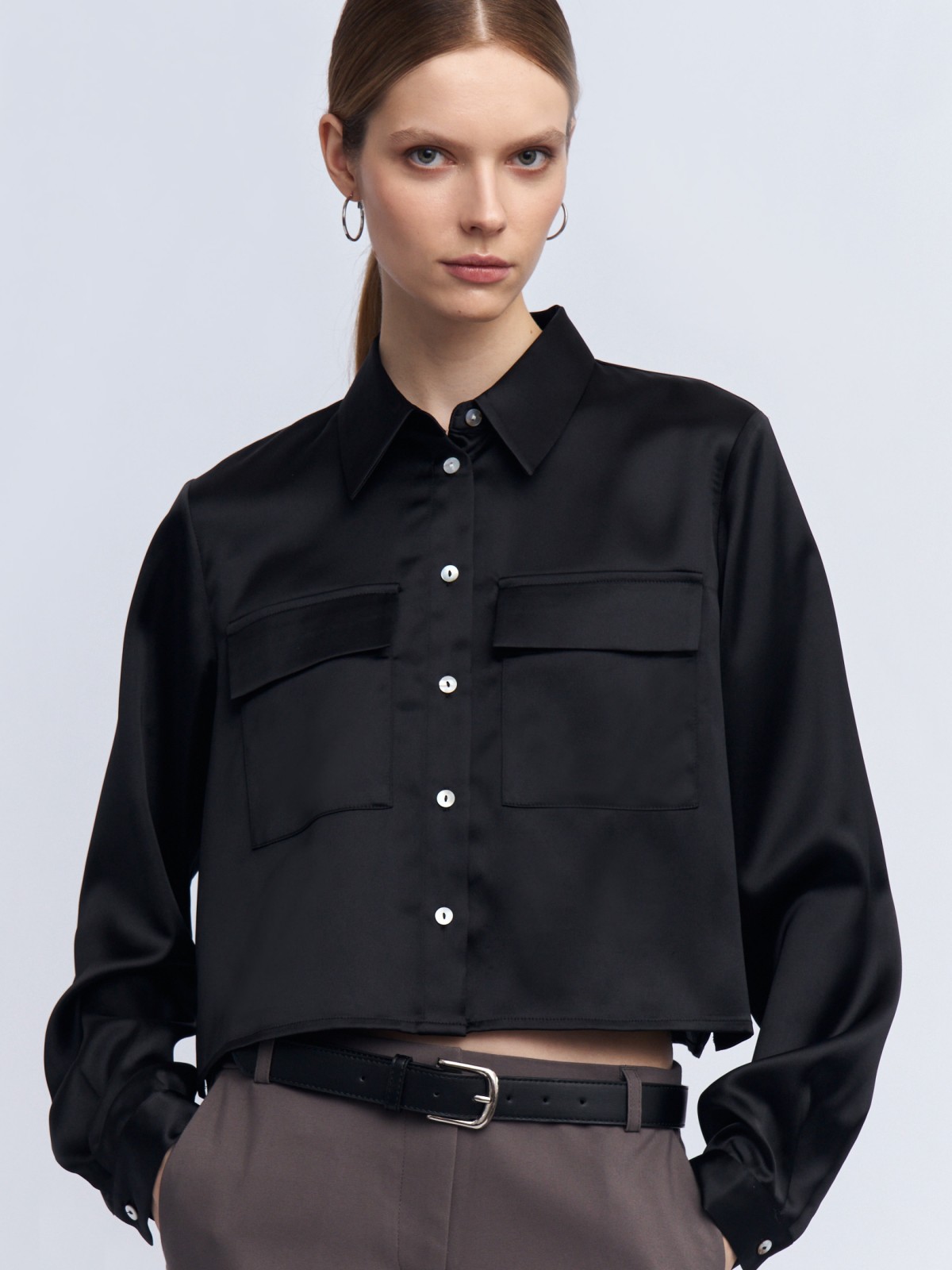 Укороченная атласная рубашка с карманами