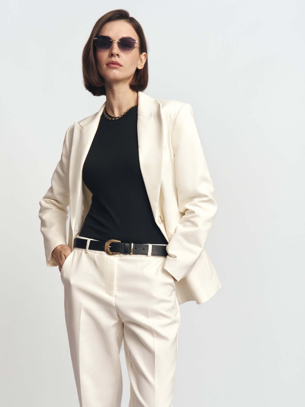 Однобортный жакет прилегающего силуэта на пуговице