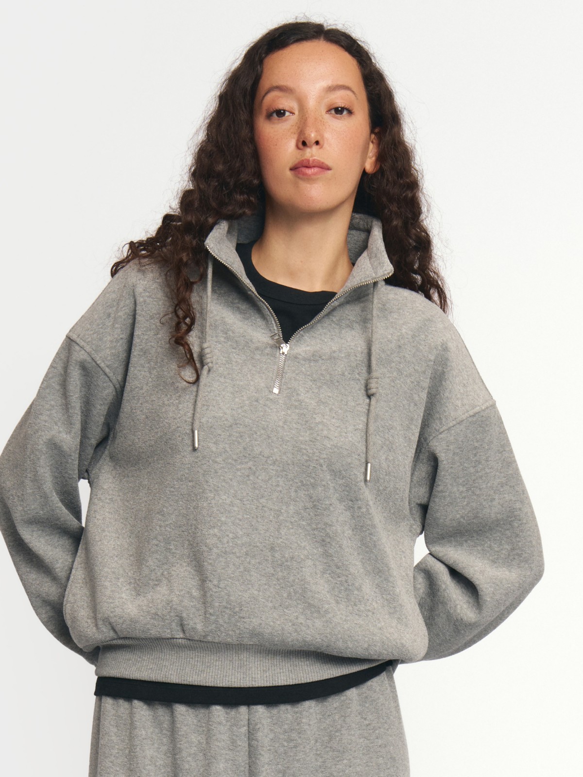 Свитшот с воротником-стойкой на молнии