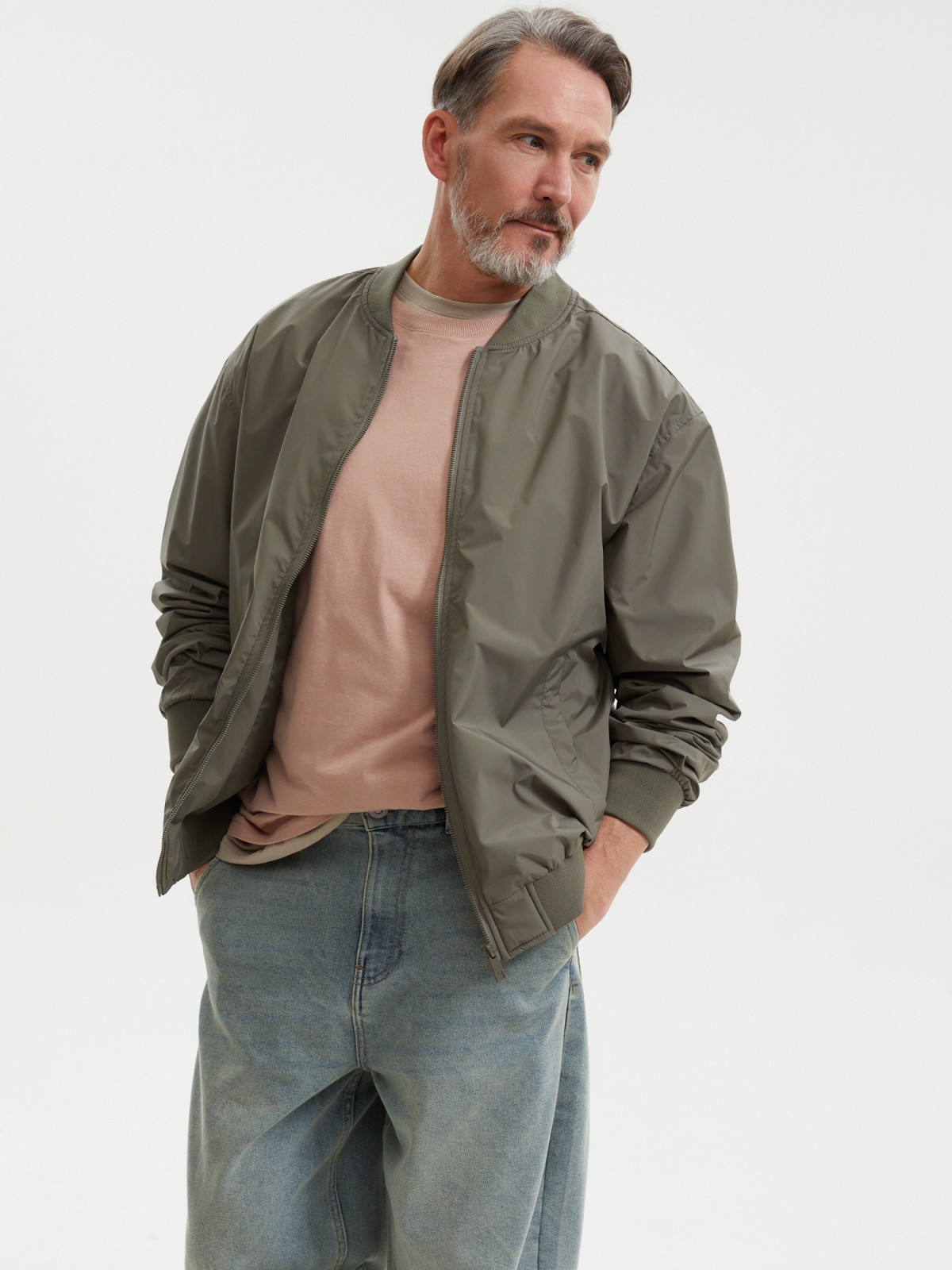 Лёгкая куртка-бомбер на молнии