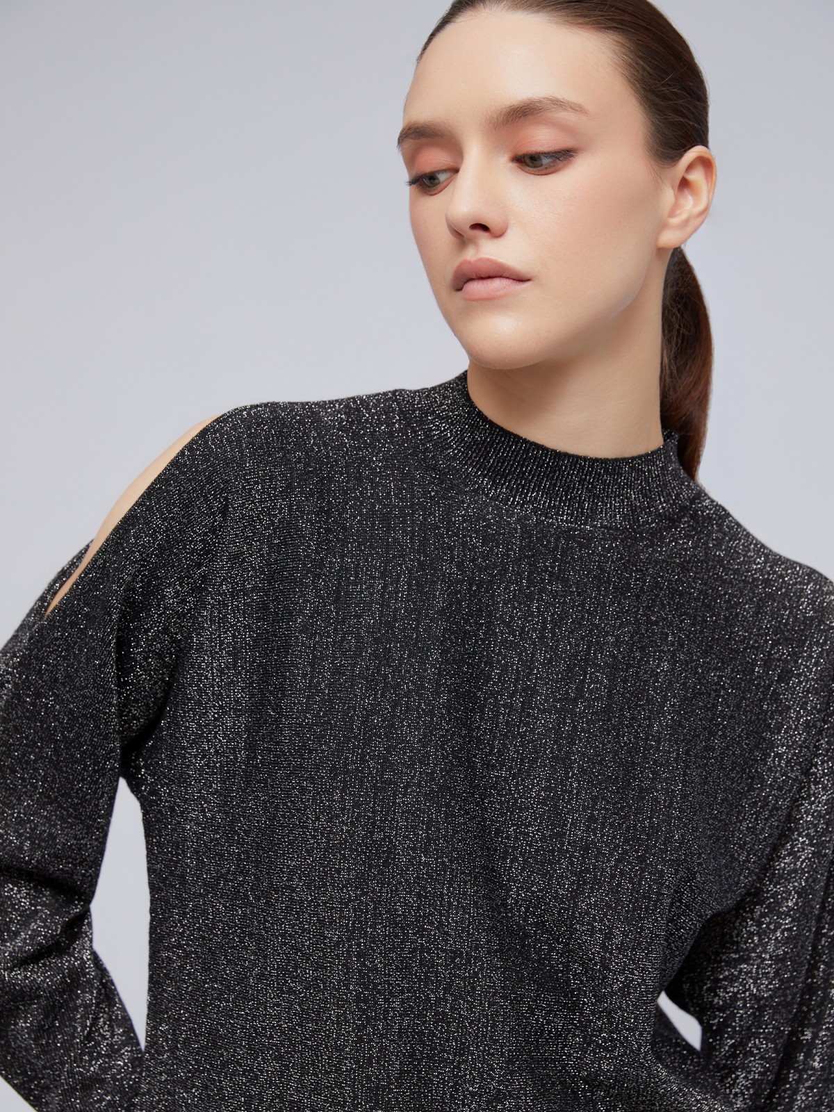 Свитер с люрексом и вырезами на плечах 1799₽