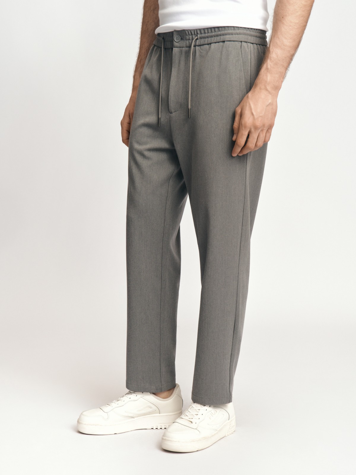 Брюки силуэта Tapered на резинке с кулиской