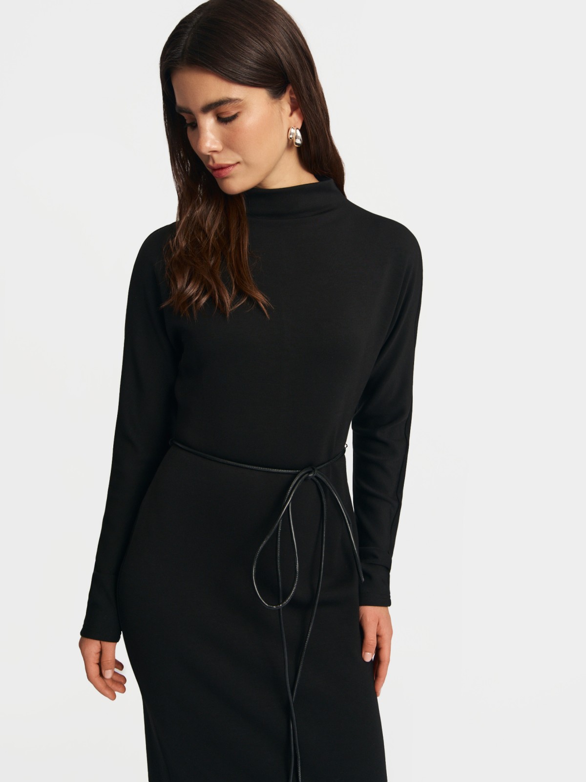 Трикотажное платье миди с поясом