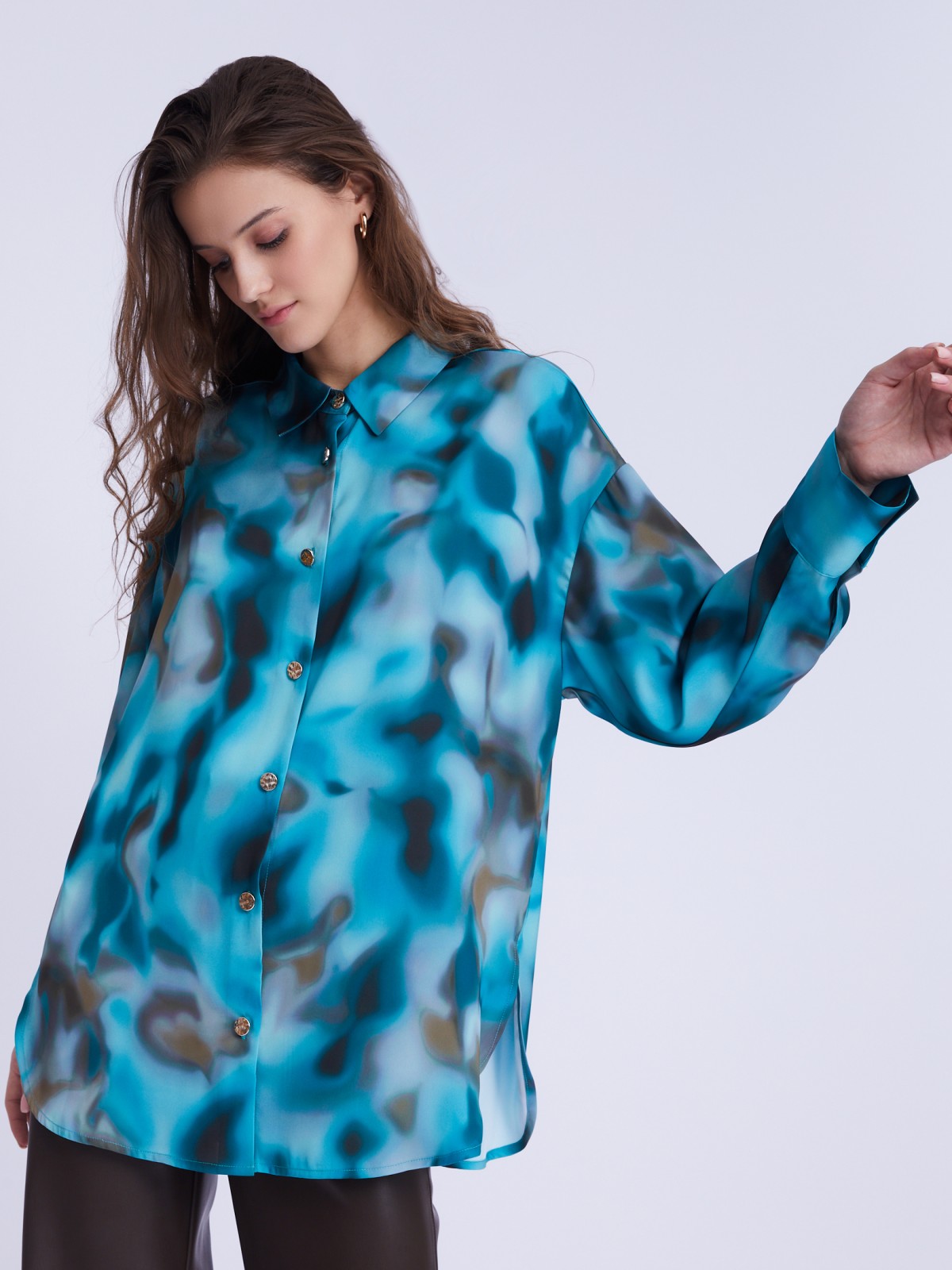 Атласная блузка-рубашка оверсайз силуэта с акцентным принтом zolla 22333117Y041, цвет бирюзовый, размер L - фото 3
