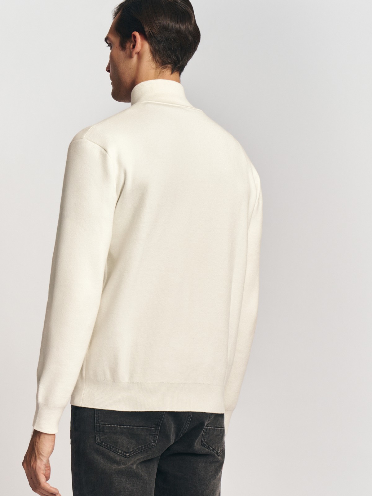 Тонкий трикотажный свитер с горлом на молнии