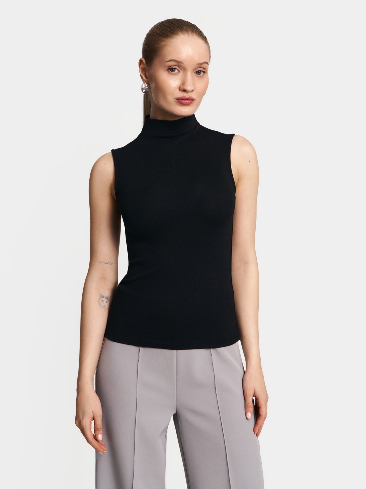 Топ с горлом без рукавов