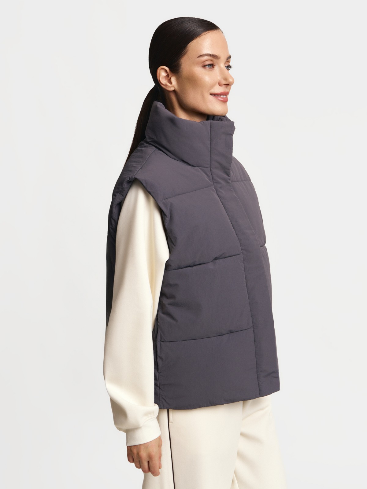 Тёплый стёганый жилет с горлом