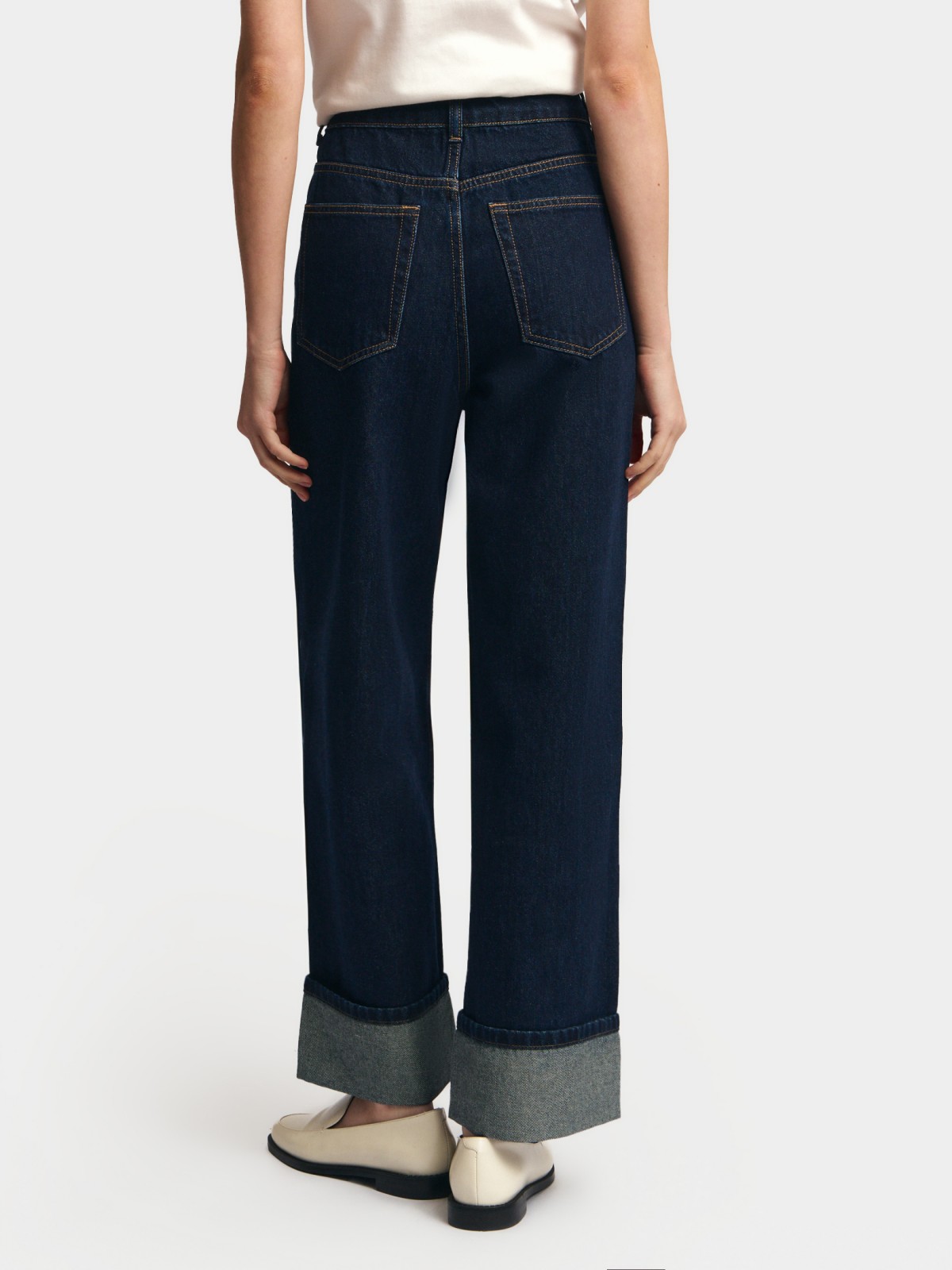 Прямые джинсы с высокой посадкой и отворотами