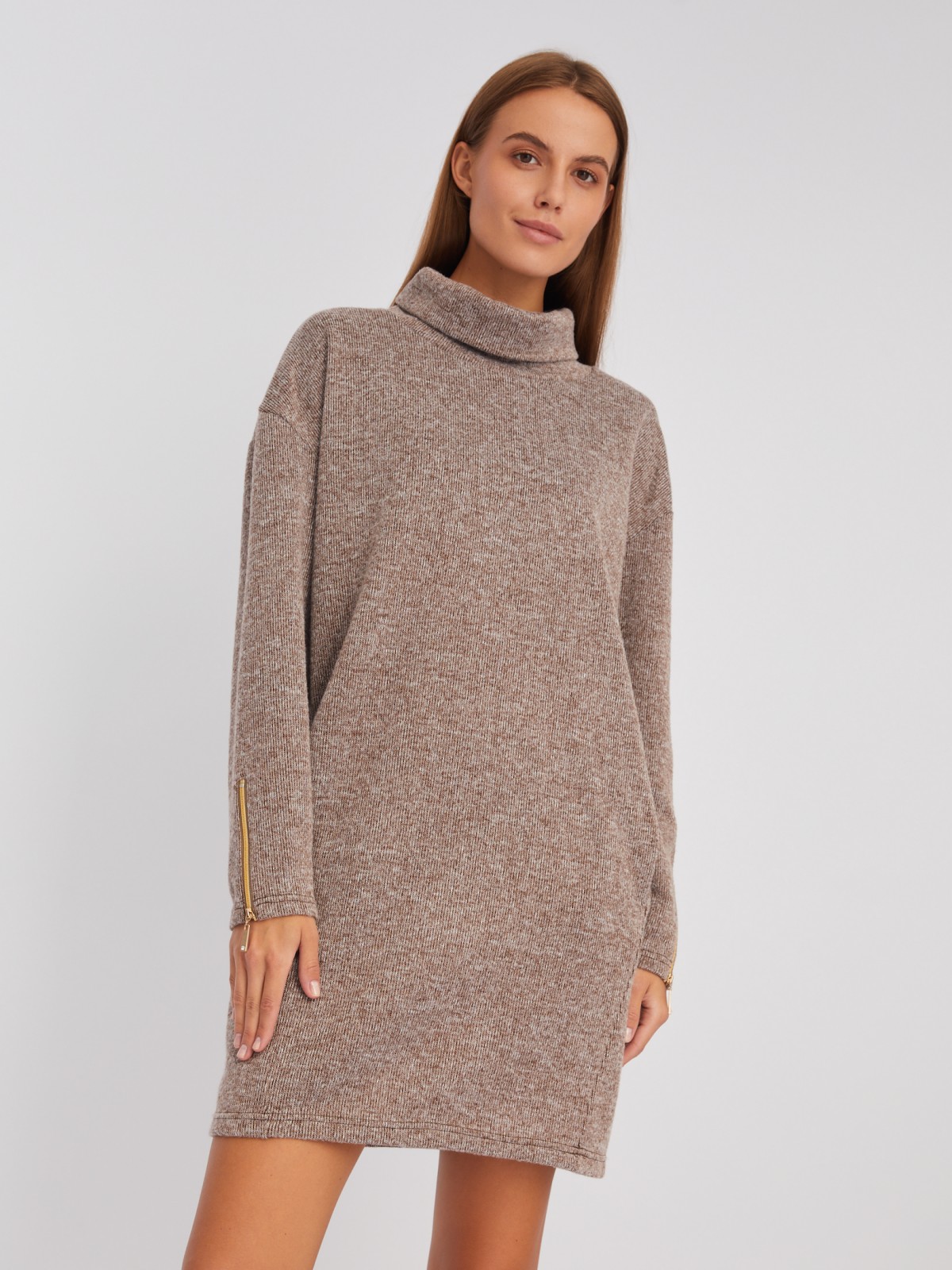Трикотажное платье-свитер с высоким горлом и акцентом на манжетах zolla 02343819F032, цвет коричневый, размер XS