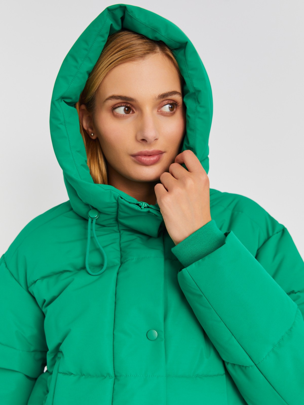 Тёплая стёганая куртка с капюшоном и удлинёнными внутренними манжетами zolla 023335112274, цвет зеленый, размер M - фото 4