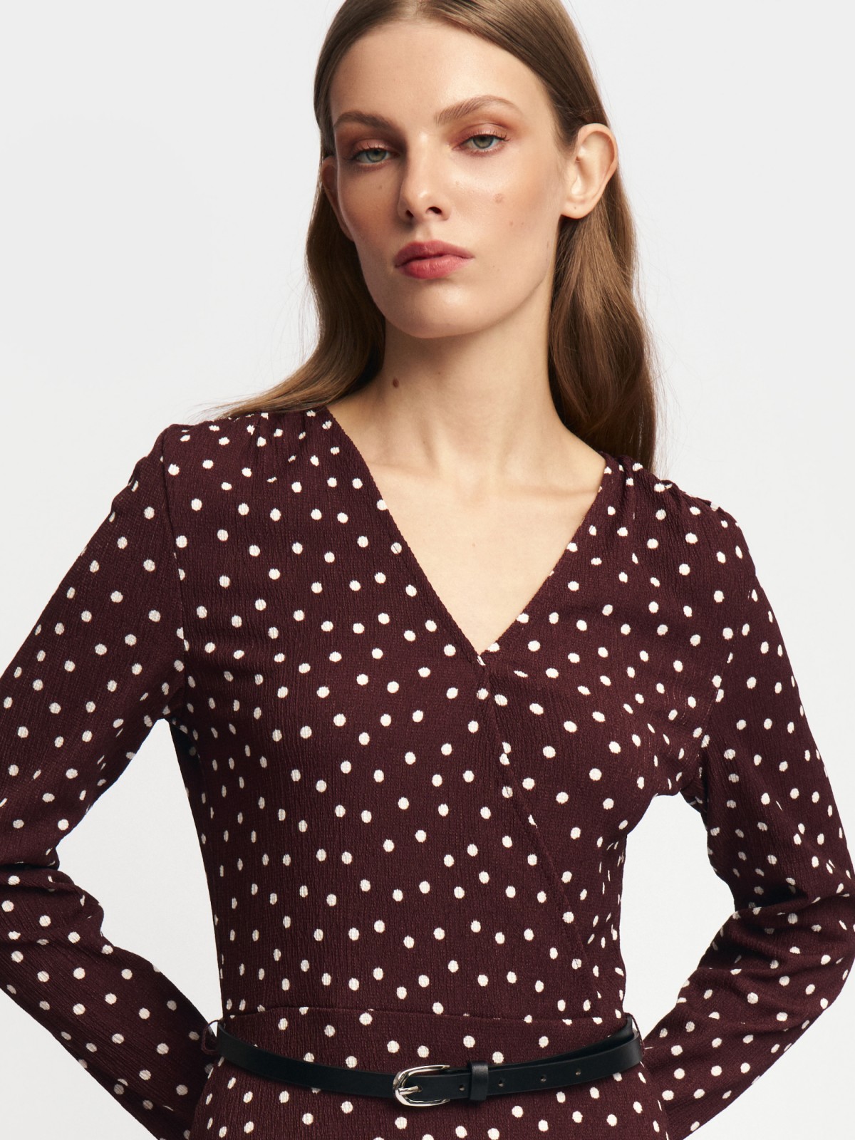 Платье миди в горошек с ремнём