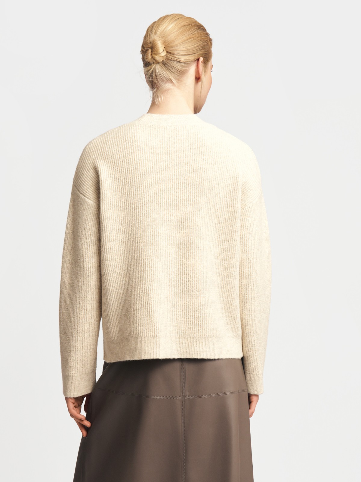 Вязаный пуловер с вырезом