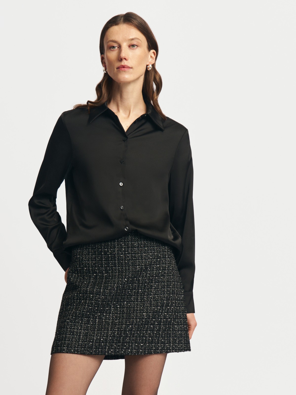 Атласная прямая рубашка с длинным рукавом