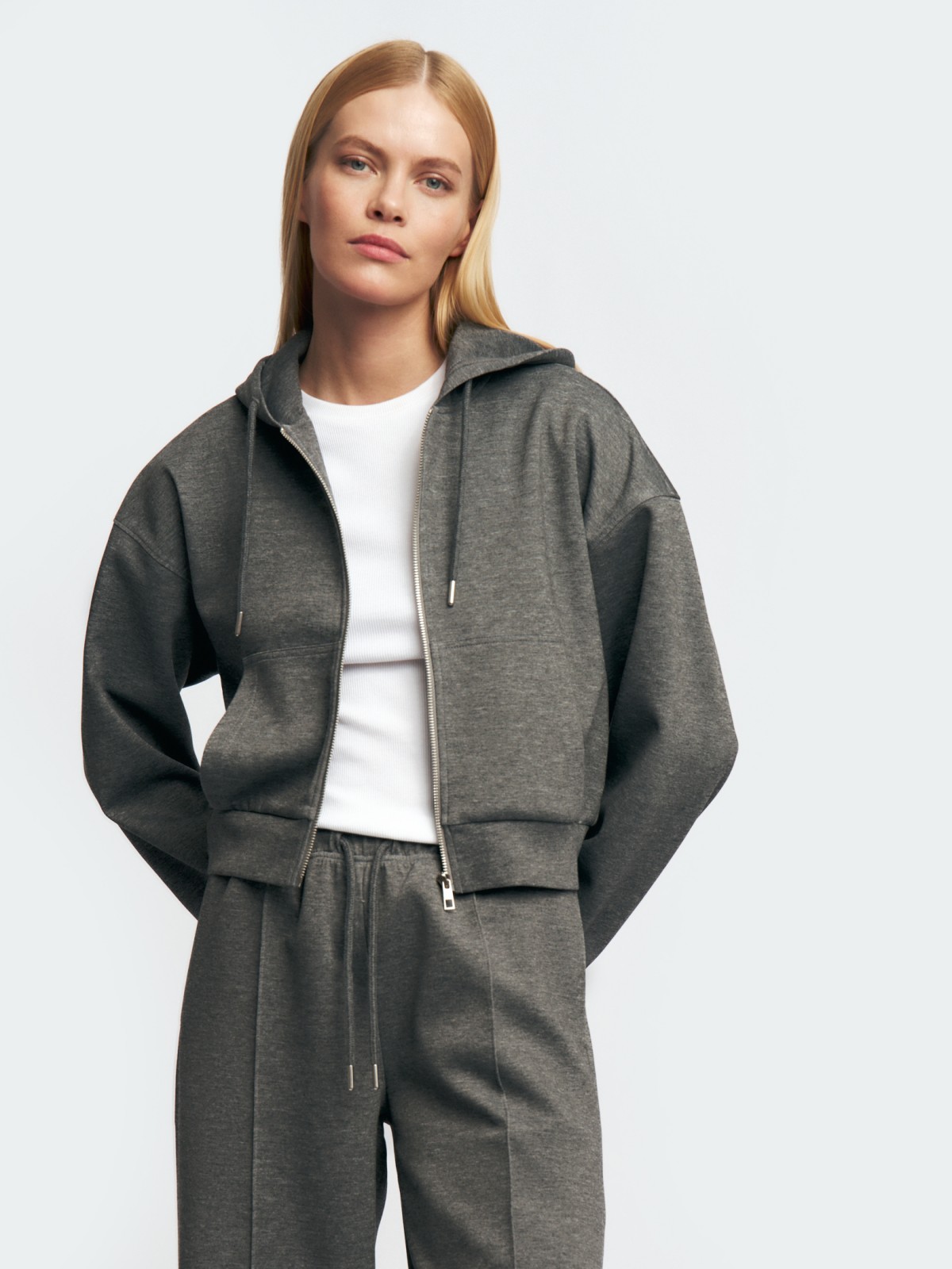 Короткая толстовка на молнии с капюшоном