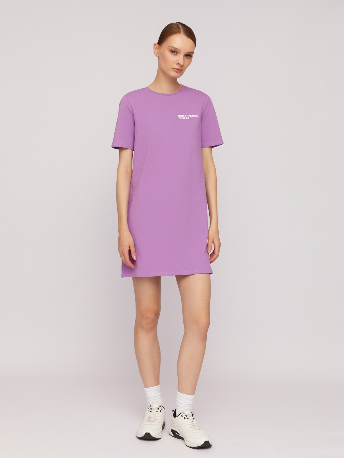 Платье-футболка из хлопка с коротким рукавом и принтом-надписью zolla N24218192022, цвет лиловый, размер XS - фото 2