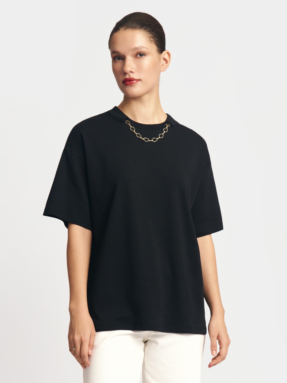 Футболка из хлопка с цепочкой
