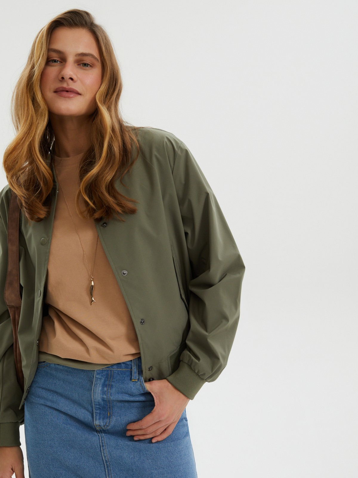 Короткая куртка-бомбер без утеплителя