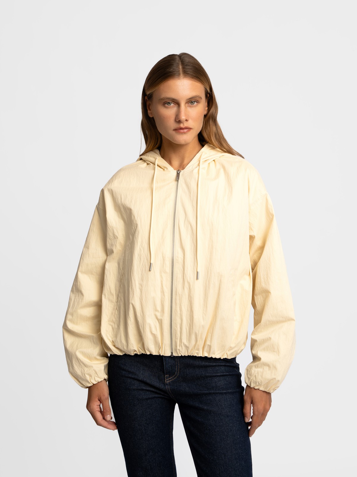 Куртка-ветровка с капюшоном без утеплителя