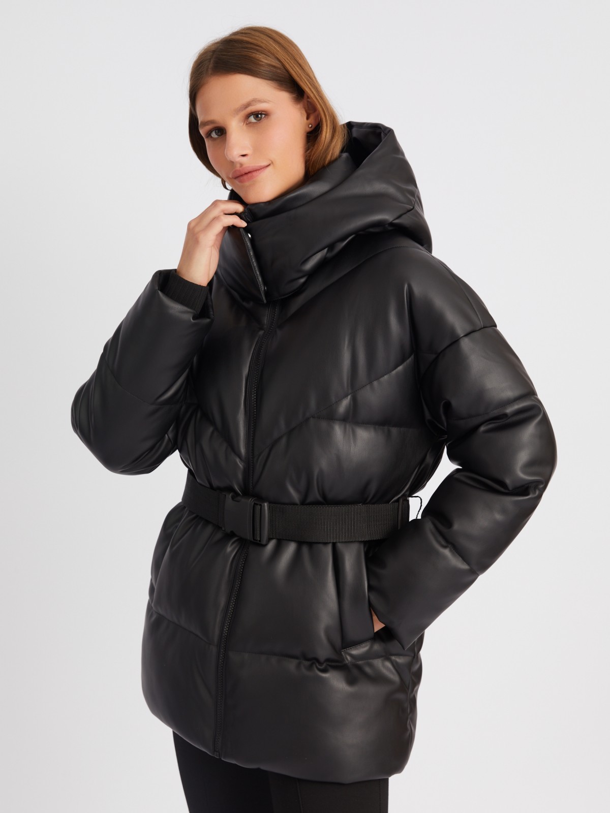 Тёплая куртка из экокожи с капюшоном и поясом zolla 023425102024, цвет черный, размер XS