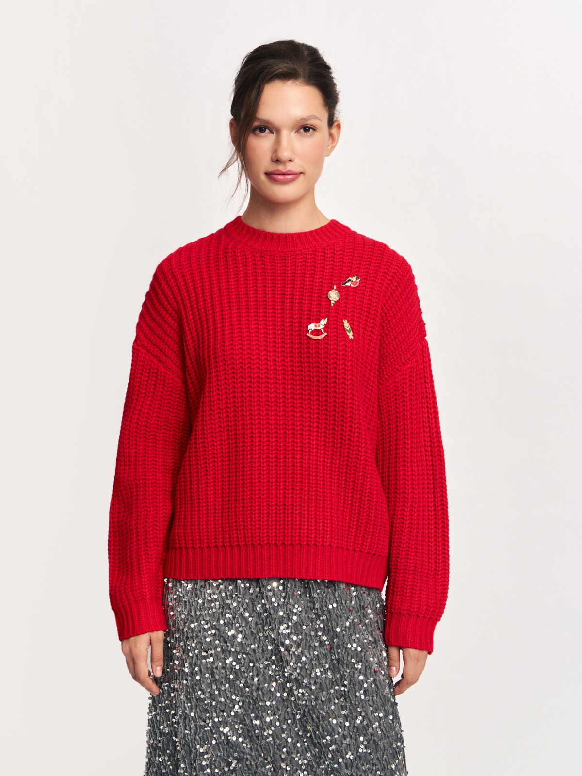 Вязаный джемпер с новогодними значками на груди