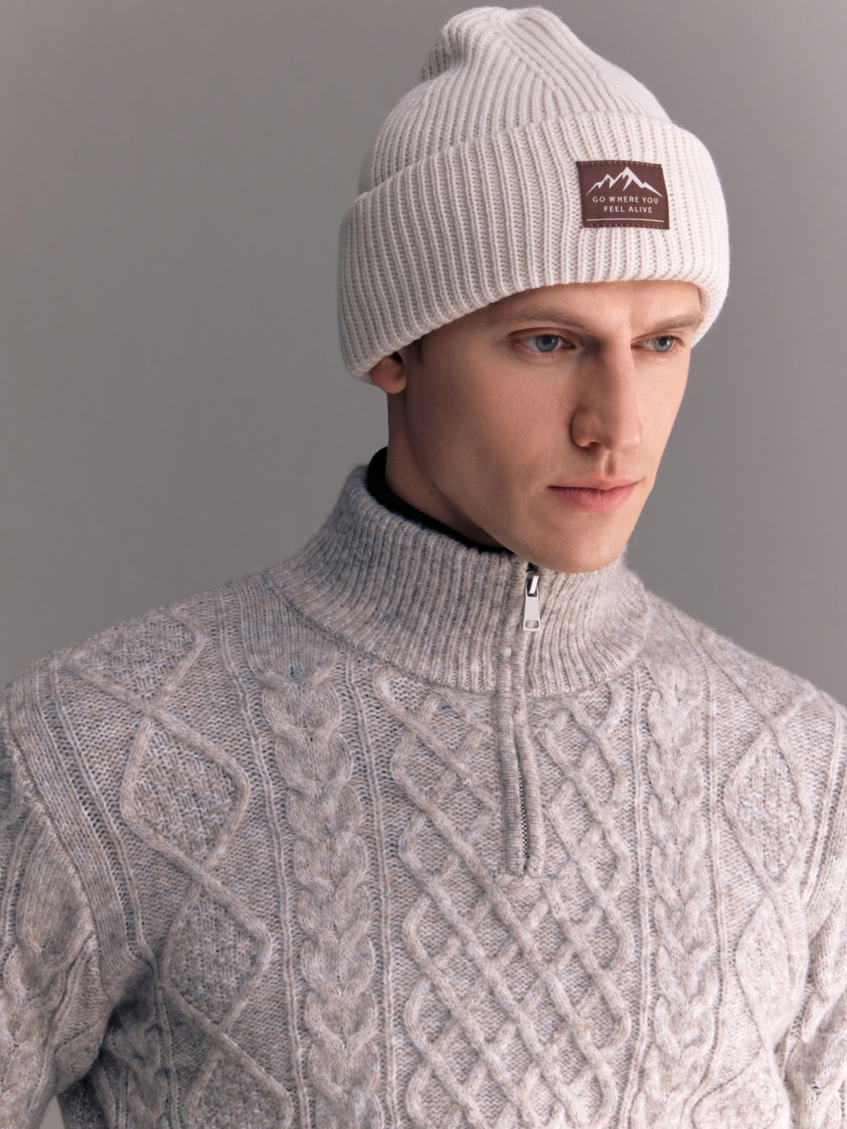 Вязаная шапка-бини из акрила 499₽