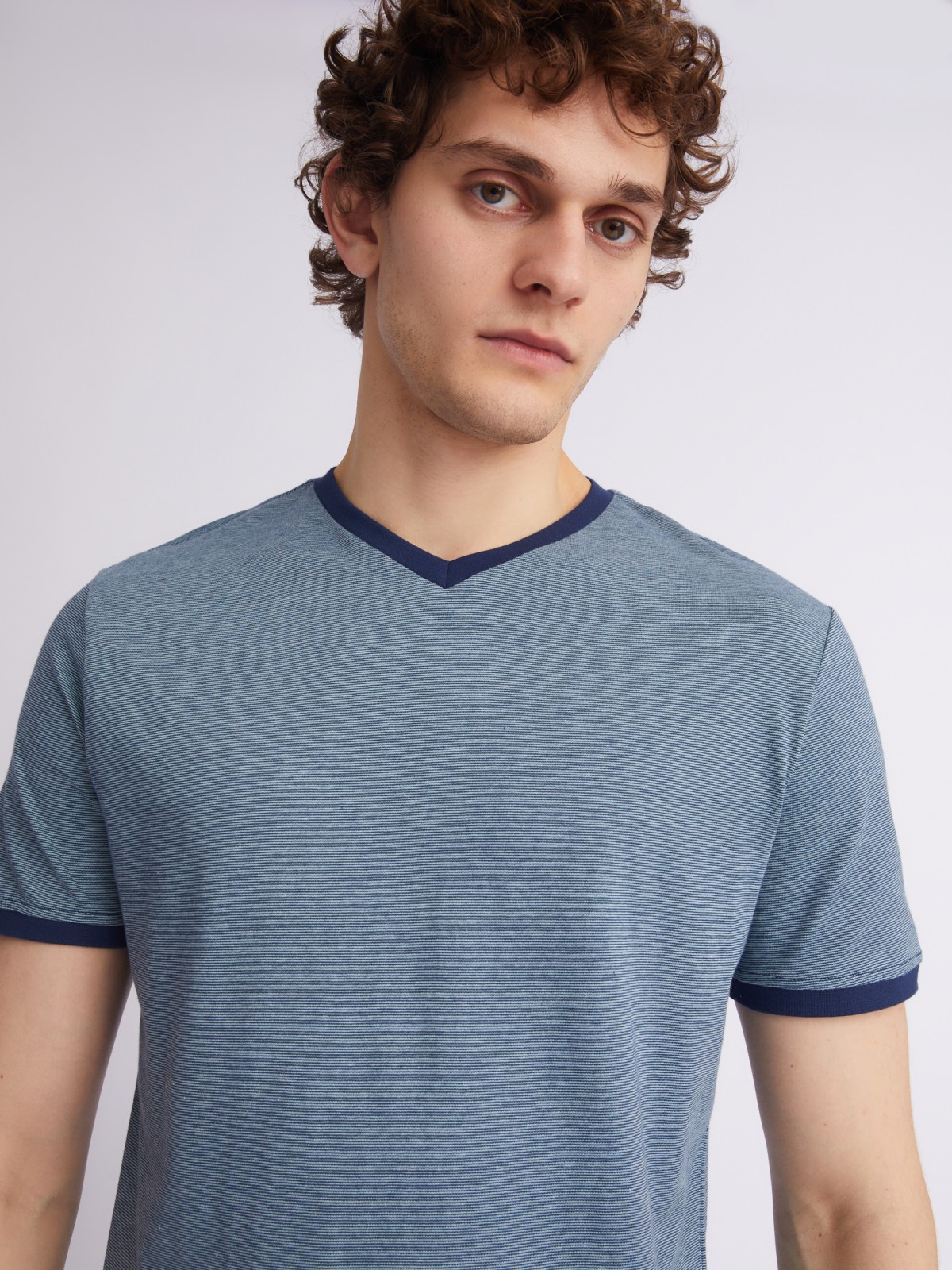 Футболка в полоску с треугольным вырезом