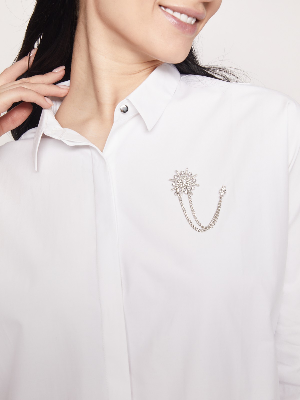 Рубашка с декоративной брошью zolla 221311159123, цвет белый, размер XS - фото 3