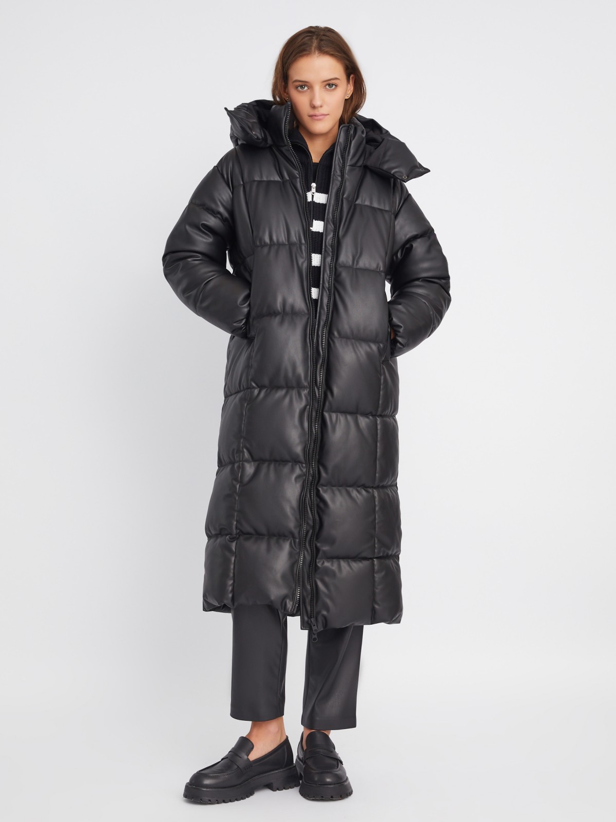 Тёплая стёганая куртка-пальто из экокожи с капюшоном и двойным воротником zolla черного цвета