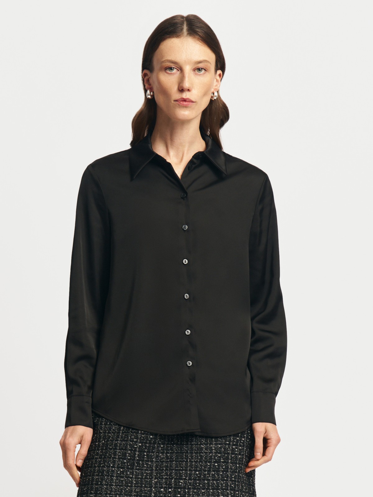 Атласная прямая рубашка с длинным рукавом