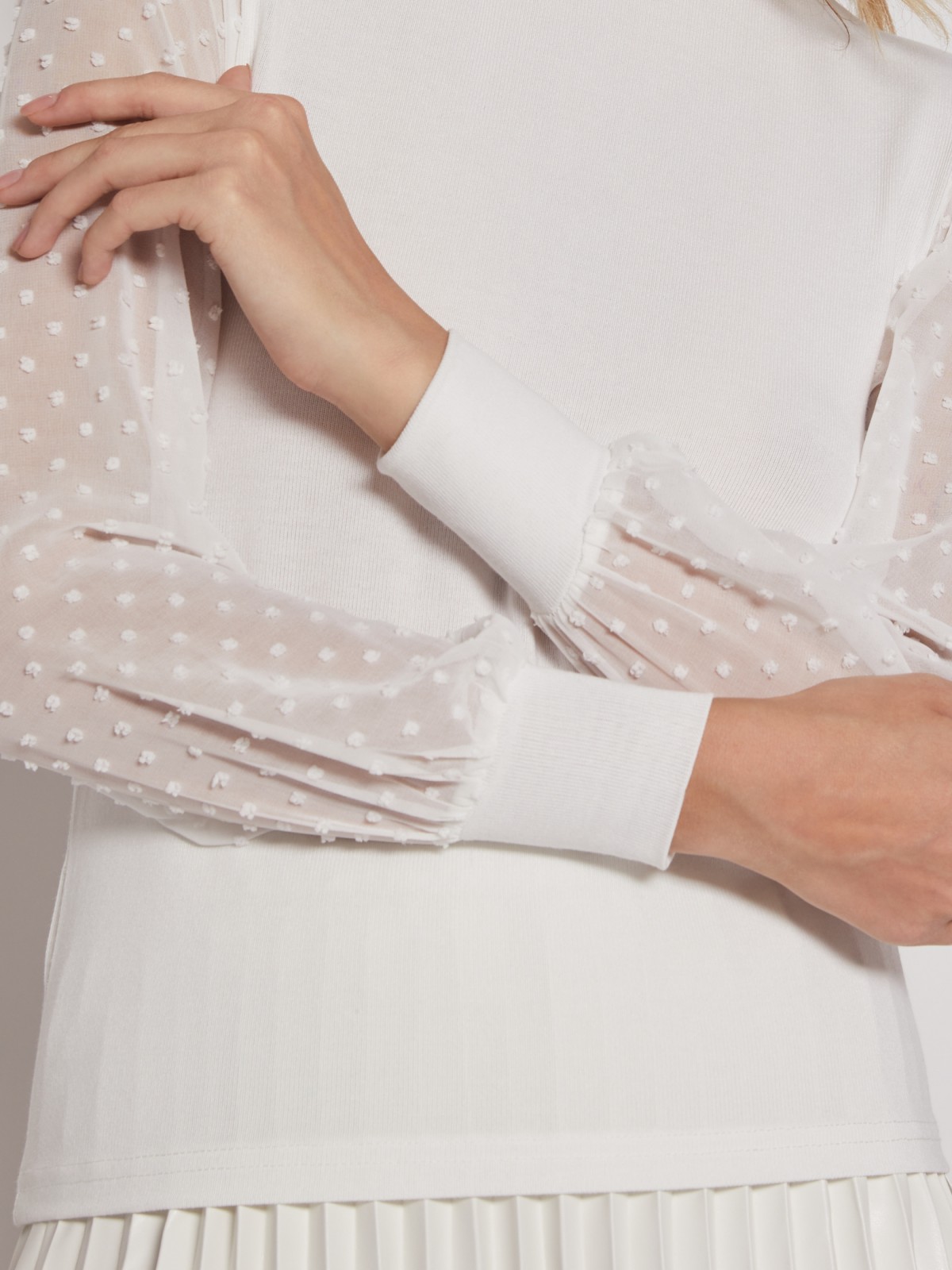 Блузка с акцентным рукавом