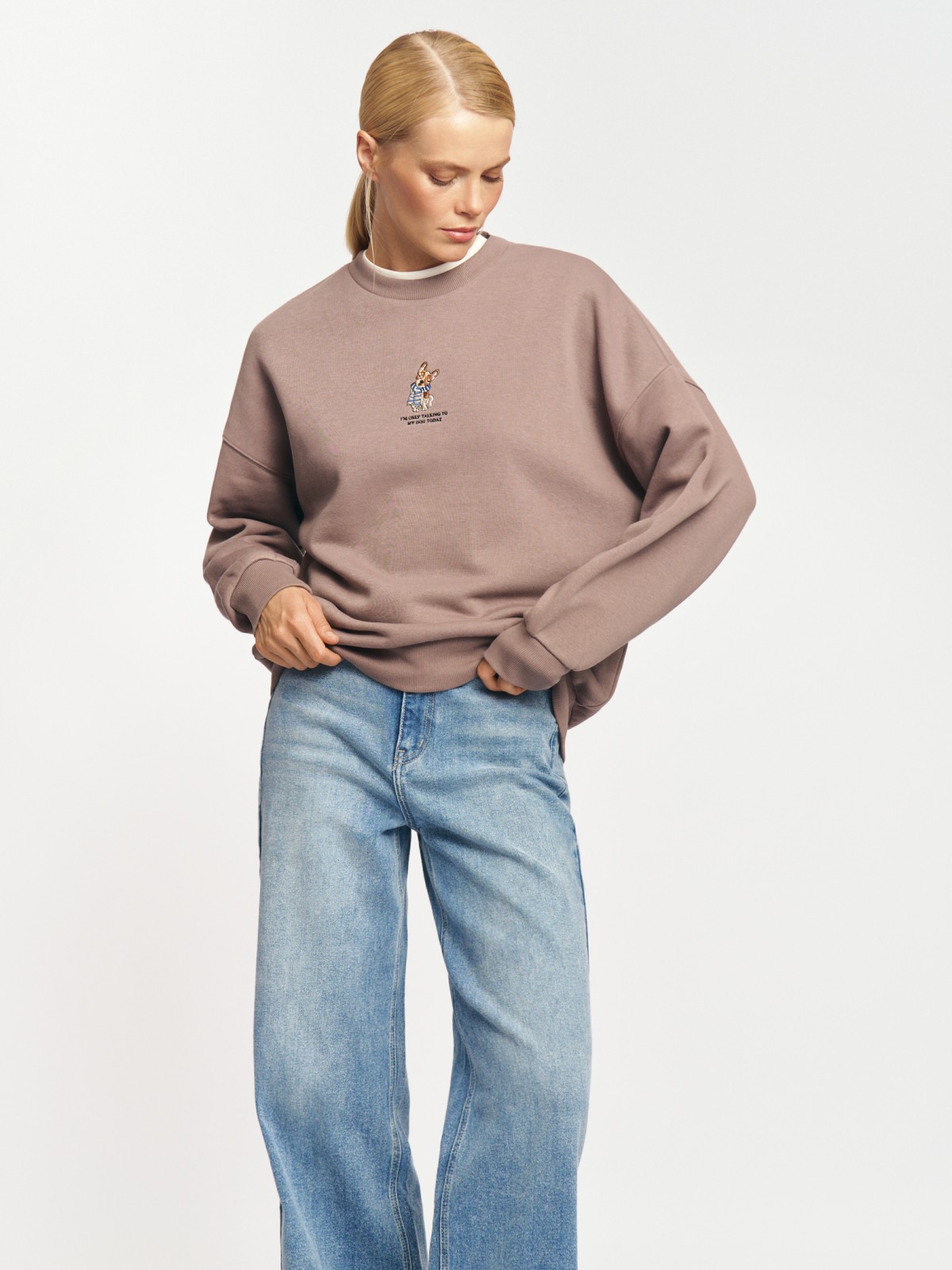 Утеплённый свитшот с вышивкой