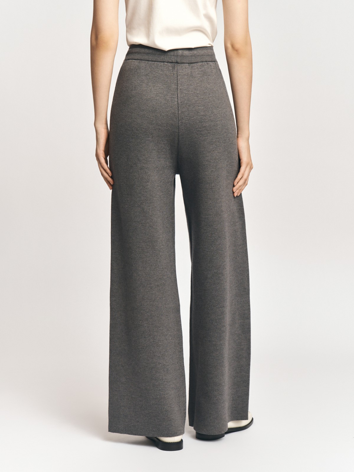 Трикотажные брюки на резинке