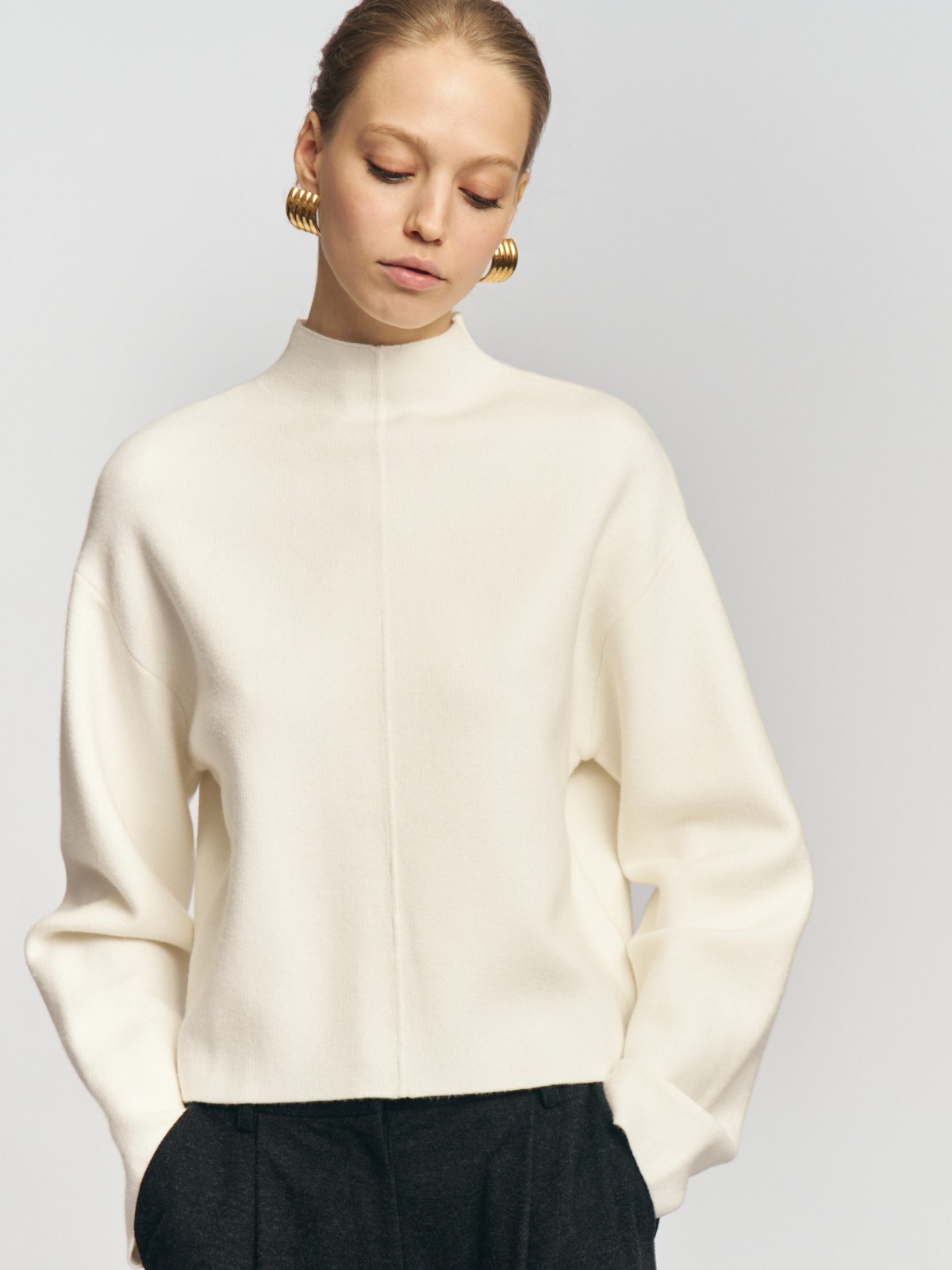 Трикотажный свитер с воротником-стойкой