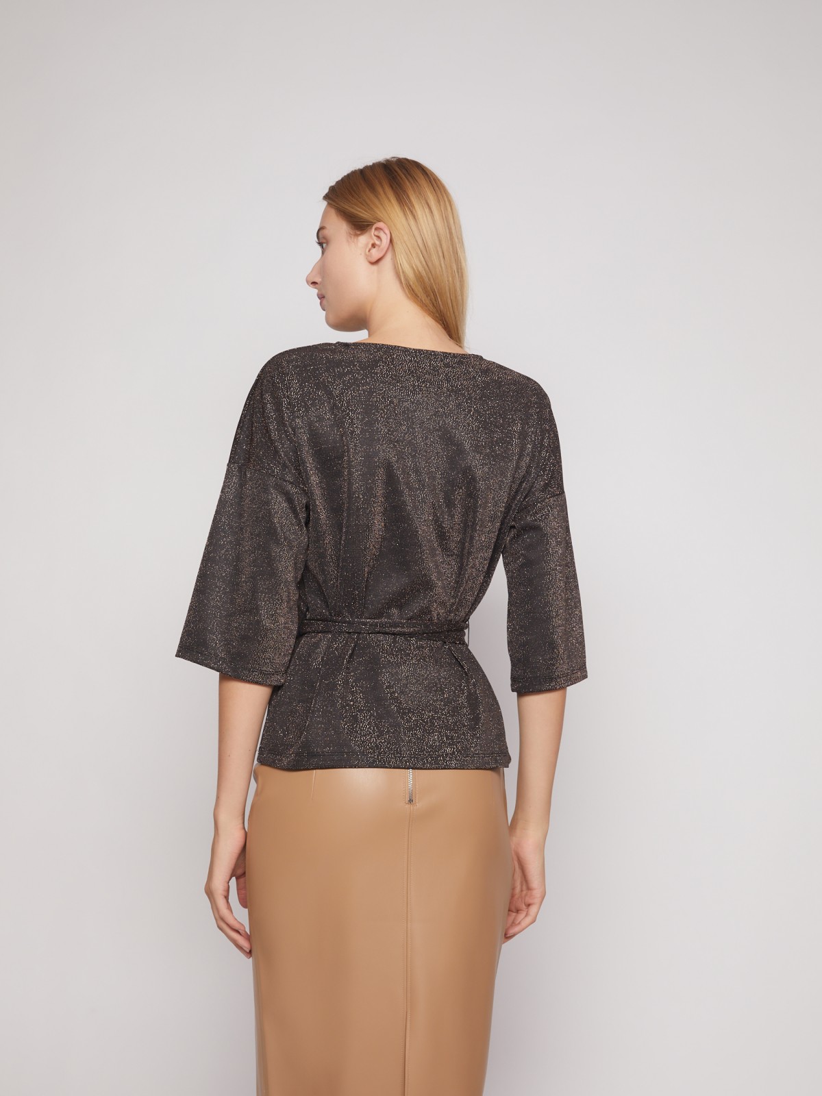 Блестящая блузка с поясом