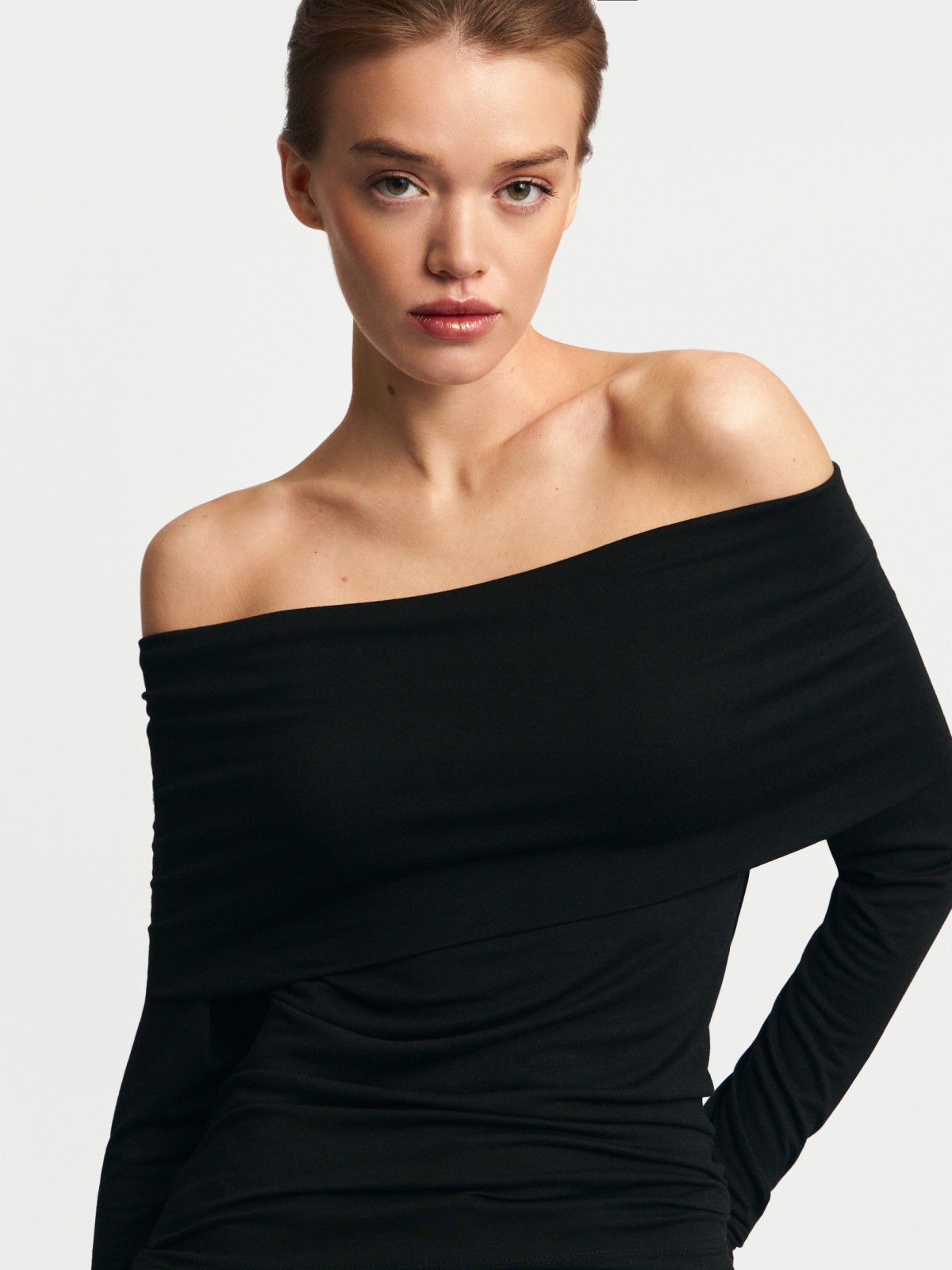 Трикотажный джемпер с открытыми плечами