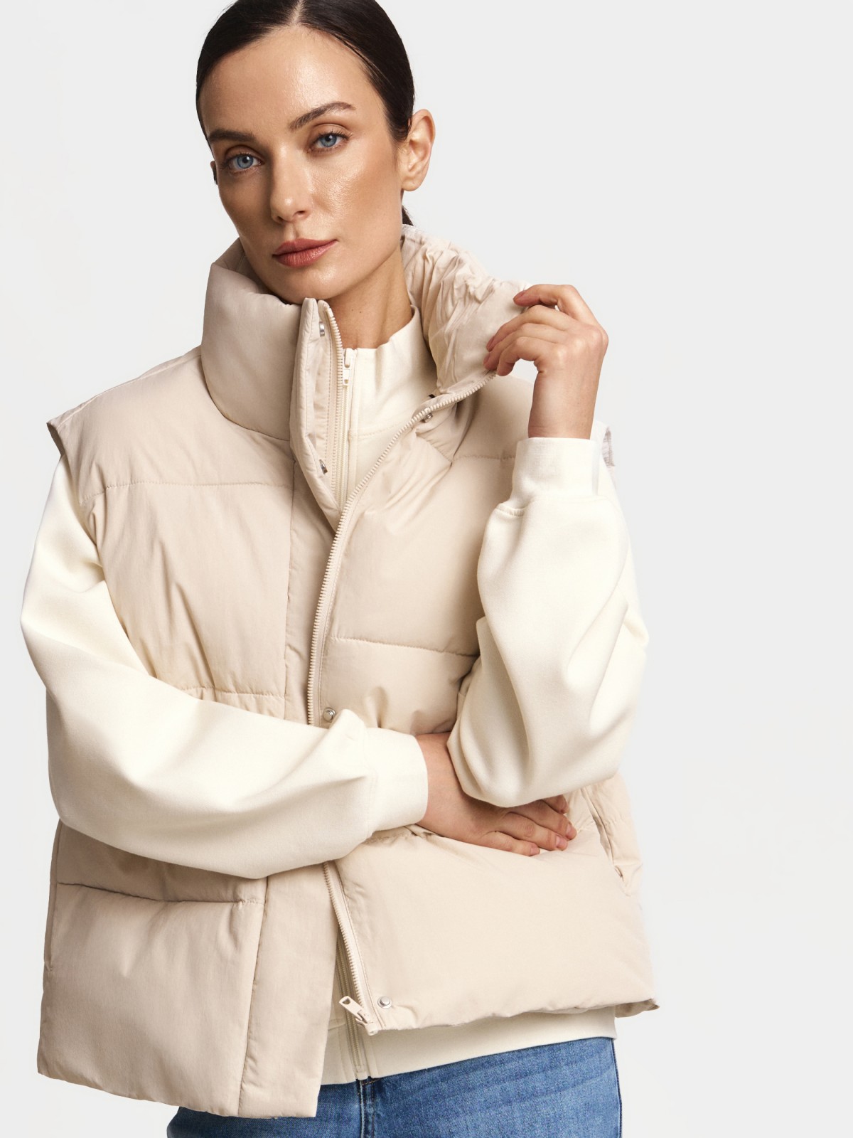 Тёплый стёганый жилет с горлом