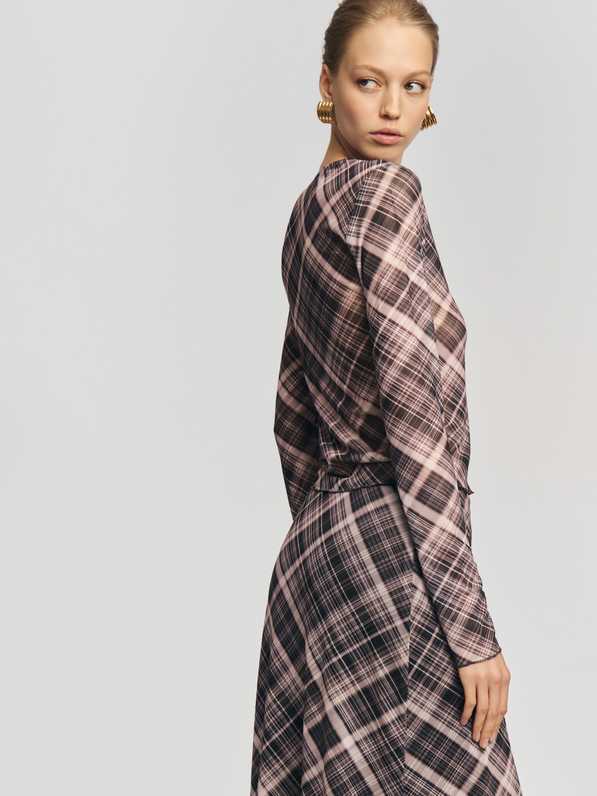 Трикотажный лонгслив из сетки в клетку