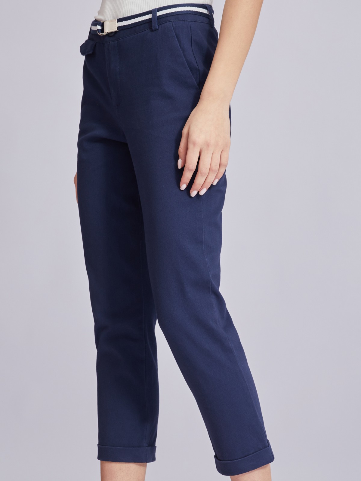 Укороченные брюки-чинос с ремнём